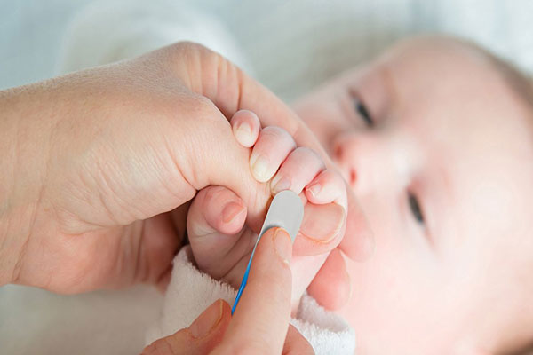 کوتاه کردن ناخن نوزاد